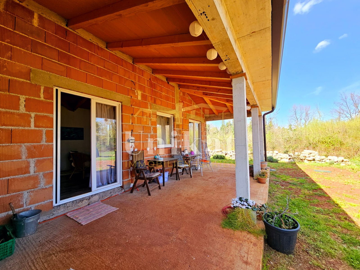 Casa al piano terra senza vicini a 10 km da Poreč - grande giardino